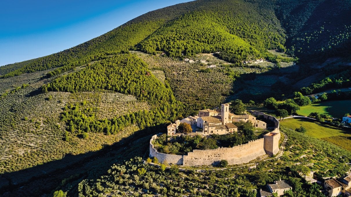 Un cammino lungo un anno nel Paese della bellezza che ancora ci sorprende