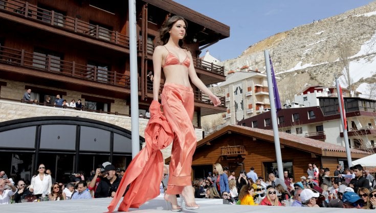 Una sfilata di moda&nbsp;a Faraya, elegante localit&agrave; montana&nbsp;a Nord di Beirut. (Getty images)