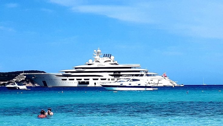 Il Dilbar di Usmanov, nell'estate del 2021 in Costa Smeralda