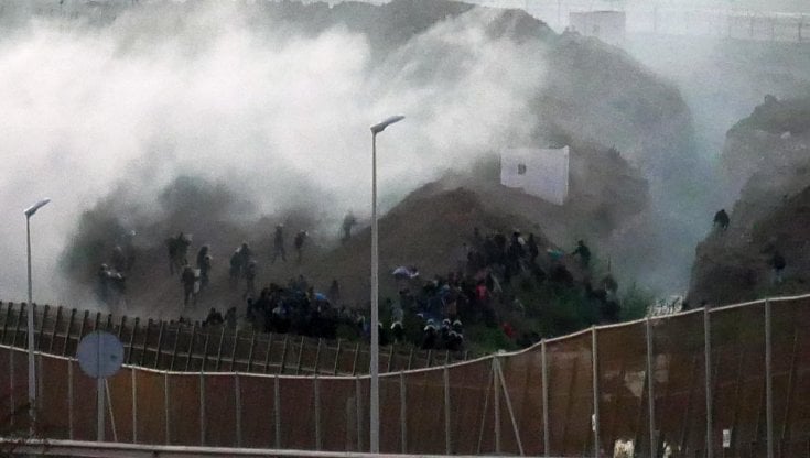 Melilla, in 1200 tentano di scavalcare la barriera di confine