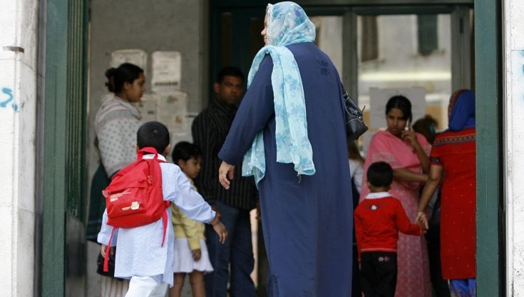 Ius scholae, il testo base alla Camera: i figli degli immigrati diventano italiani dopo 5 anni di scuola