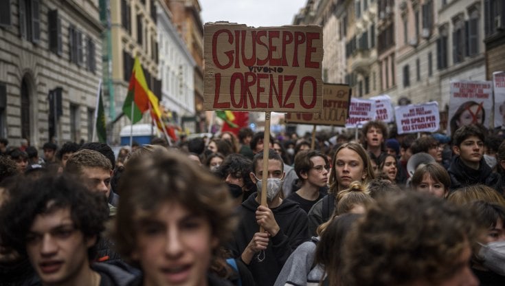 La manifestazione degli studenti romani del 18 febbraio dopo la morte di Giuseppe Lenoci e Lorenzo Parelli (Antonio Masiello/Getty Images)