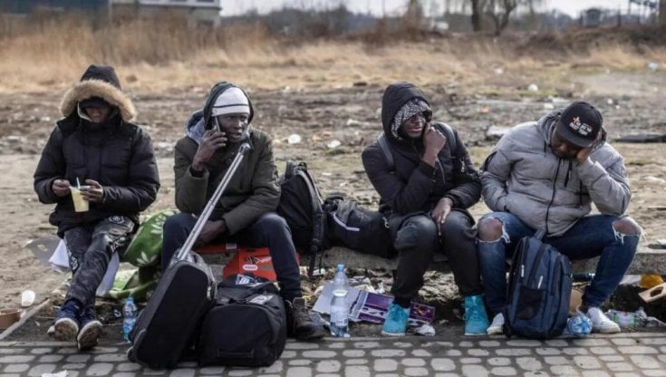 Guerra, le storie di razzismo e discriminazione contro asiatici e africani al confine tra l'Ucraina e la Polonia
