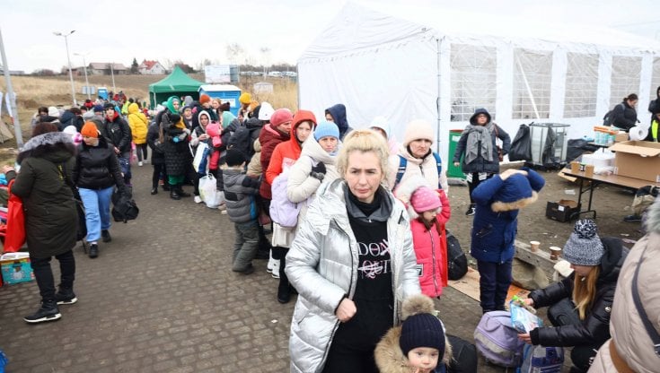 Profughi ucraini alla frontiera con la Polonia