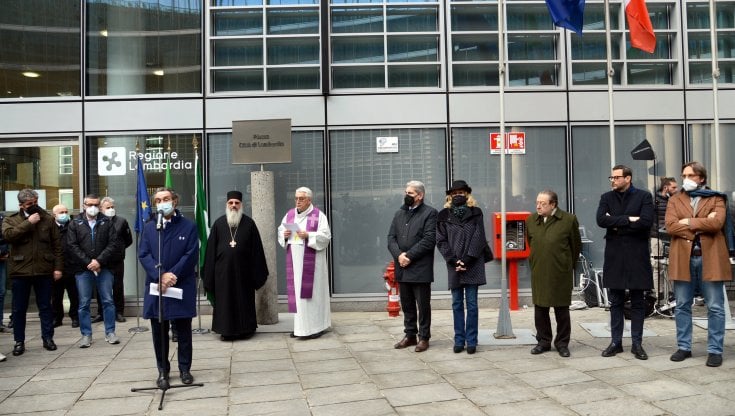 Un momento di preghiera a Palazzo Lombardia con Igor Krupa, sacerdote ucraino, padre Macar e monsignor Luca Bressan