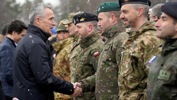Il segretario generale della Nato Jens Stoltenberg con i militari dell'Alleanza ad Adazi in Lettonia (REUTERS)