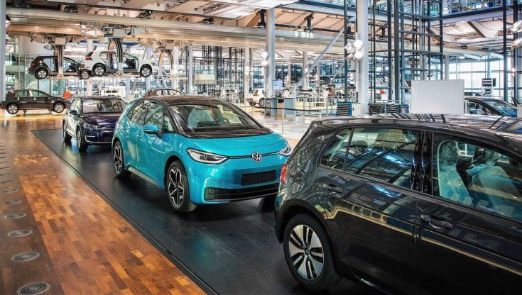 Il mondo dell'auto si ferma per la guerra in Ucraina. Da Ferrari a Toyota stop alla produzione per la Russia