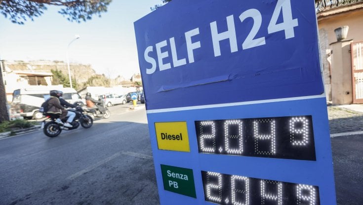 Benzina, ancora aumenti alla pompa. Il diesel al "servito" arriva a 2,1 euro al litro