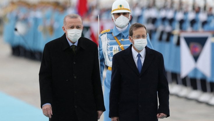 Il presidente turco Tayyip Erdogan (a sinistra) e il presidente israeliano Isaac Herzog