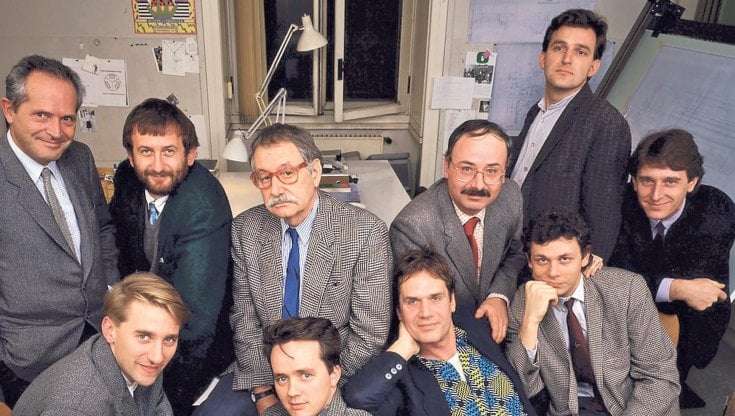 Il &ldquo;gruppo Olivetti&rdquo; di Sottsass 1982: Ettore Sottsass con i collaboratori dello Studio Sottsass di Milano del &ldquo;gruppo Olivetti&rdquo;. In seconda fila, da sinistra: Antonio Macchi Cassia, Michele De Lucchi, Ettore Sottsass, Adolfo Dalla Tea, Teo Gonser, Eric Gottein; in prima fila, da sinistra: James Irvine, Simon P. Morgan, George J. Sowden, Marco Susani. Sotto, Adriano Olivetti e una pubblicit&agrave; di Raymond Savignac