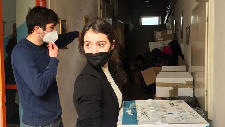 Studenti di un liceo di Faenza raccolgono in corridoio gli aiuti per l'Ucraina