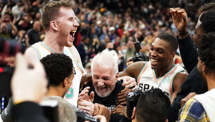 Popovich festeggiato dai suoi giocatori
