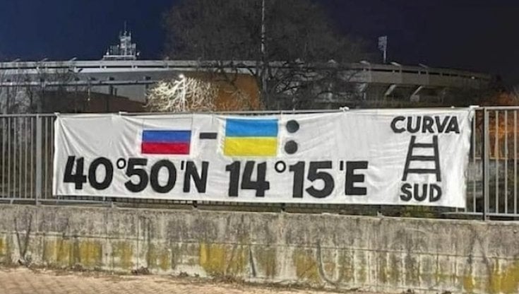 Il barbaro striscione della curva del Verona: "Bombardate Napoli"