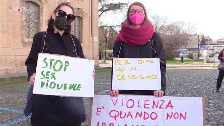 Cosenza, insegnante molesta per mesi le studentesse: sospeso per un anno. Le ragazze: "Lo abbiamo segnalato più volte. Avvilente il silenzio dei professori"