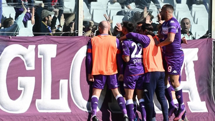 Torreira festeggiato dai compagni dopo il gol