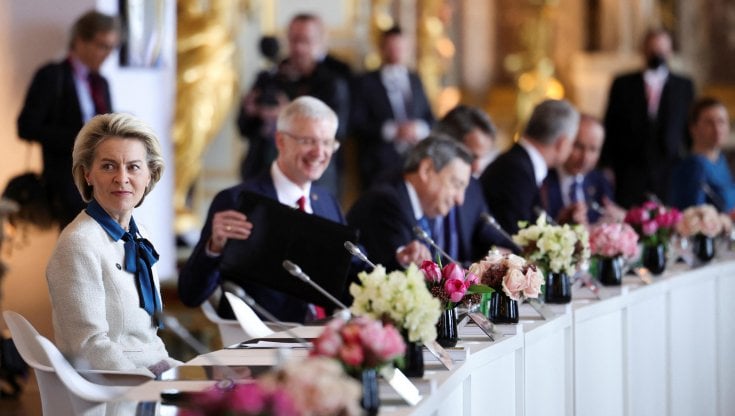 Il summit Ue a Versailles. In primo piano Ursula von der Leyen