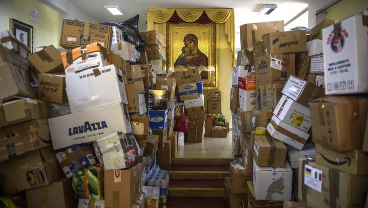 Medicine, vestiti e generi alimentari sono ammassati nei locali della basilica di Santa Sofia di Roma, punto di riferimento della comunit&agrave; ucraina nella capitale (Antonio Maisiello / Getty Images)