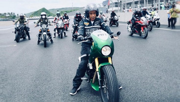 Il presidente indonesiano Joko "Jokowi" Widodo in moto