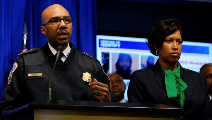 Il capo della polizia di Washington, Robert Contee III, in una conferenza con il sindaco Muriel Bowser&nbsp;