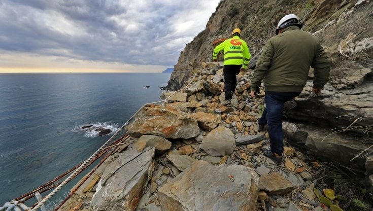 Rocciatori e tecnici al lavoro sulla Via dell&rsquo;Amore tra Riomaggiore e Manarola. Lunga 900 metri, &egrave; interrotta per i crolli. Dovrebbe riaprire nel 2024 (Fabio Bussalino)
