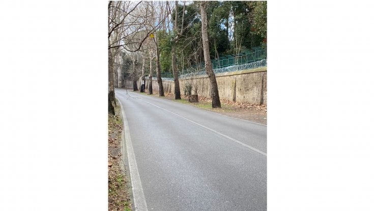 L&rsquo;esterno di Villa Abamelek, sede dell&rsquo;ambasciata russa a Roma: il muro di cinta rinforzato con il filo spinato 