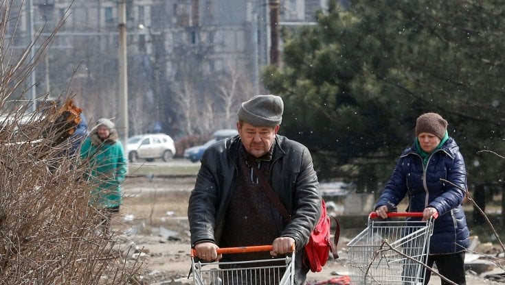 Mariupol, gli edifici sventrati dalla guerra e i cittadini che cercano salvezza
