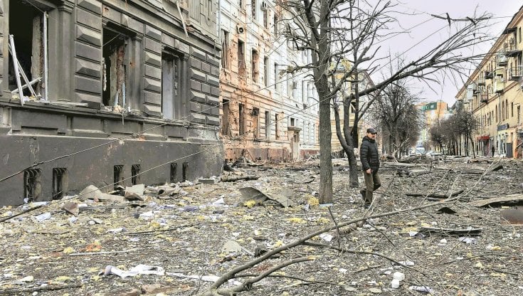 Una strada di Kharkiv devastata dall'attacco russo