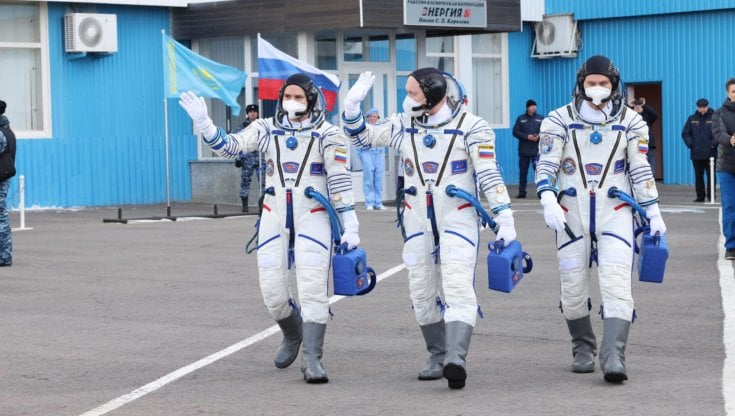 Stazione spaziale, abbracci e sorrisi all'arrivo della navetta con tre russi: la prima dopo l'inizio della guerra