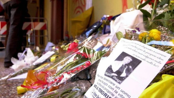 Bologna, fiori e biglietti in ricordo di Marco Biagi