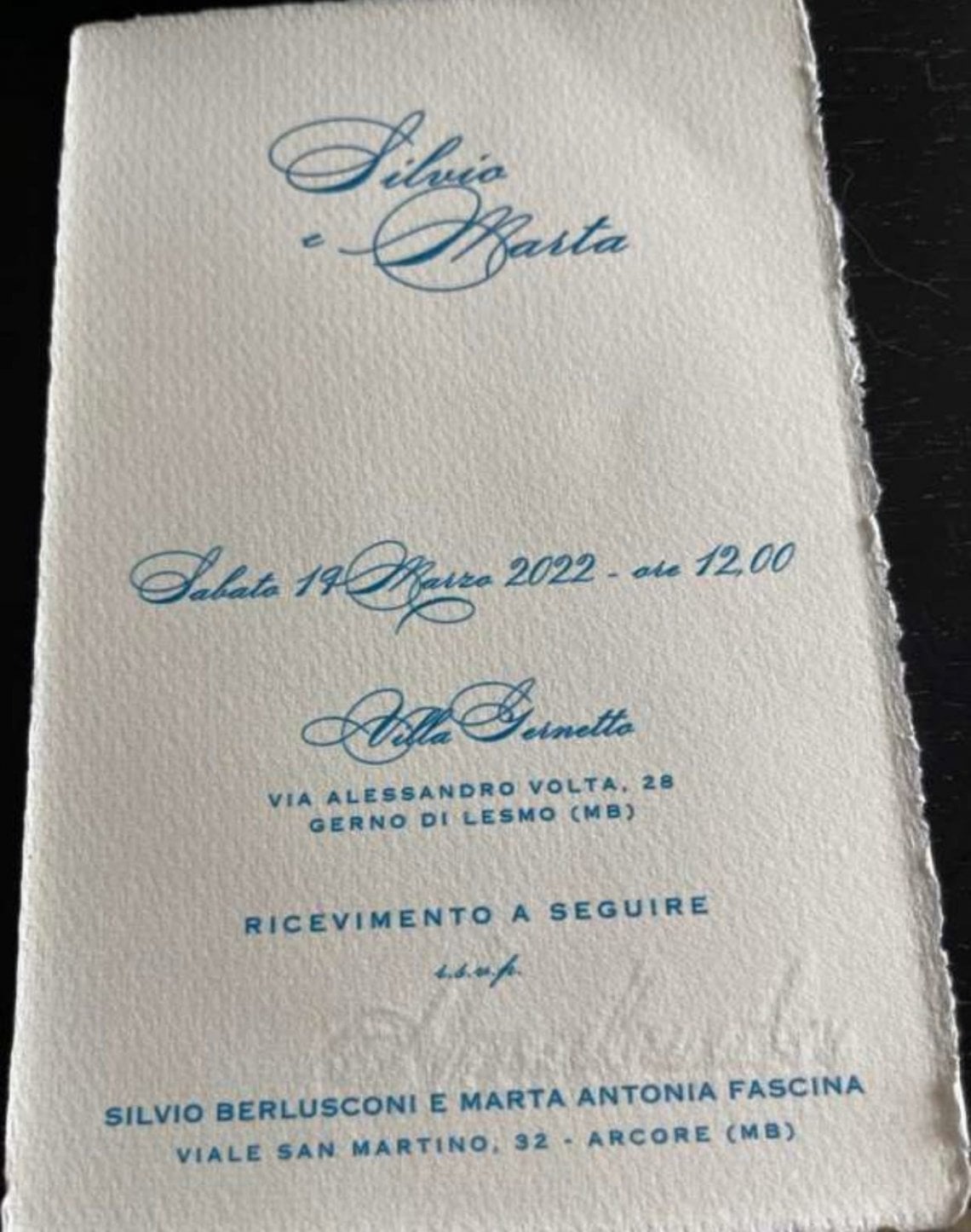 L'invito al matrimonio simbolico ha l'aspetto di una classica partecipazione di nozze