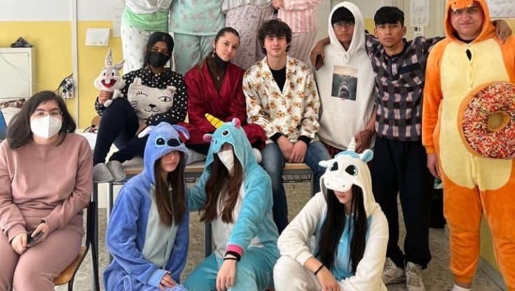 Fashion week a scuola: “Oggi il dress code lo decidiamo noi”. La passerella è anche una protesta
