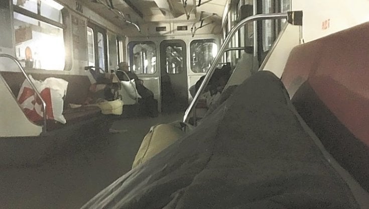 La foto scattata dallo scrittore: ucraini nei sacchi a pelo che di notte dormono in metropolitana