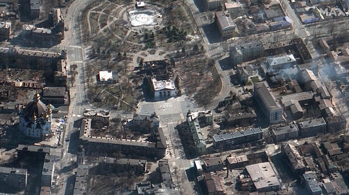 Una nuova immagine satellitare della Maxar mostra il teatro di Mariupol colpito mercoled&igrave; dai bombardamenti
