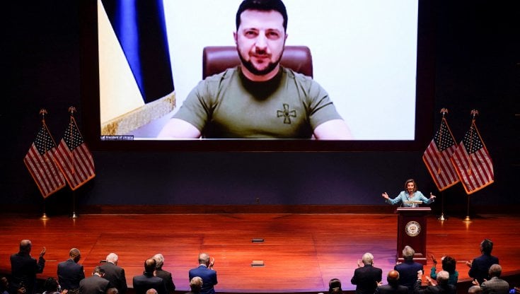 Il presidente ucraino Zelensky parla ai senatori americani. Domani, 22 marzo, si rivolger&agrave; all'Italia