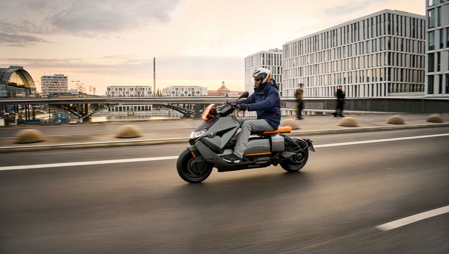 Bmw rivoluziona lo scooter elettrico