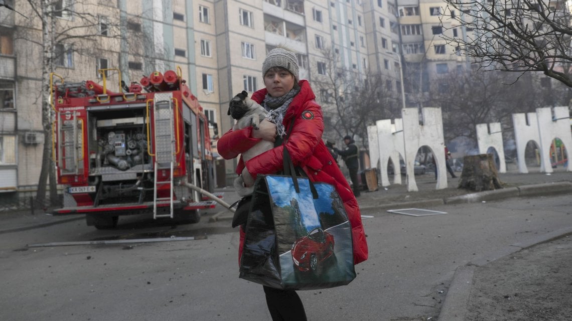 Una donna in fuga dopo l'attacco di un missile a Kiev