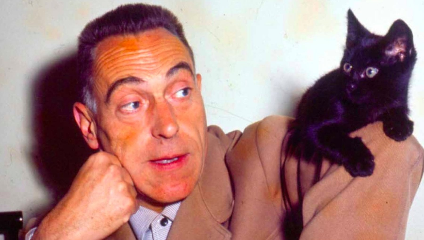 Il gatto &egrave; l&rsquo;animale simbolo della famiglia Castiglioni, il suo spirito guida&rdquo;, si legge nel libro. In questo scatto del 1966, Achille &egrave; con la sua gatta Giuseppina