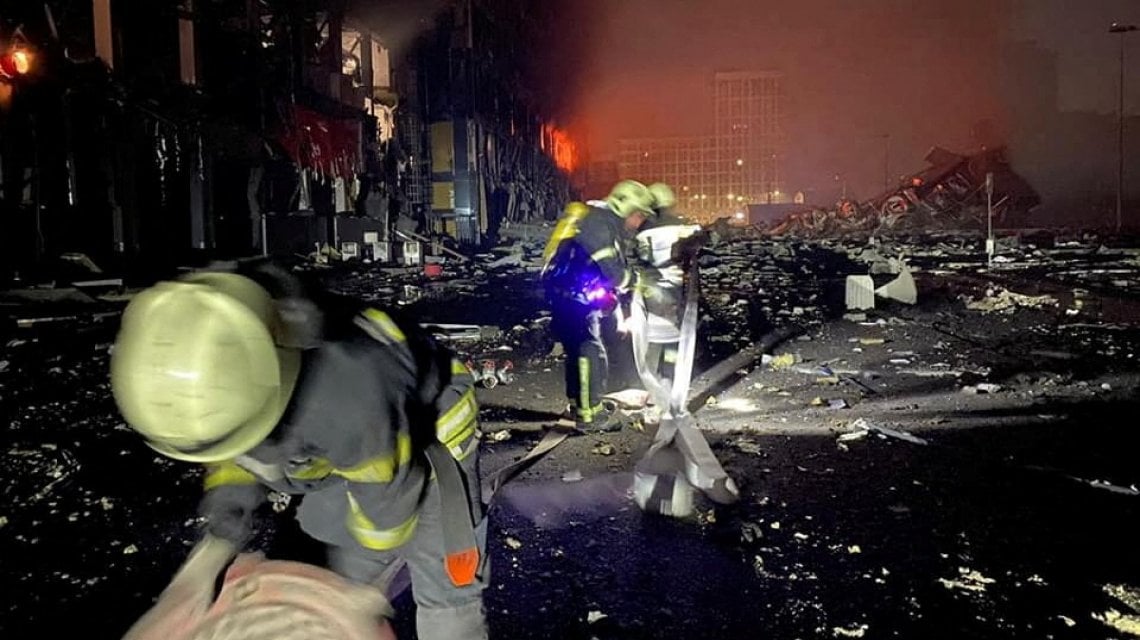 Vigili del fuoco al lavoro tra le macerie del centro commerciale colpito dai russi a Kiev durante la notte