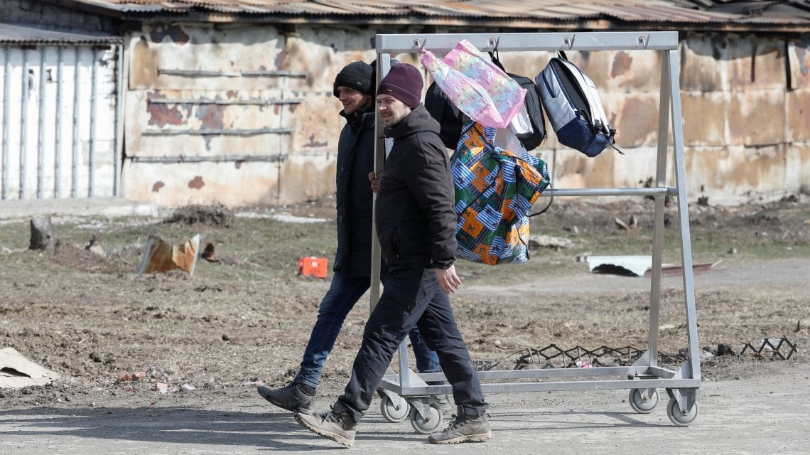 Profughi che sono riusciti a lasciare la zona di Mariupol