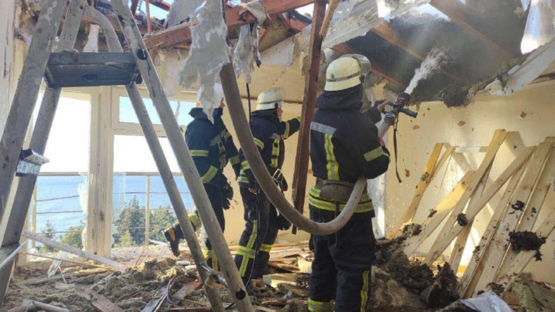 Un edificio bombardato oggi a Odessa
