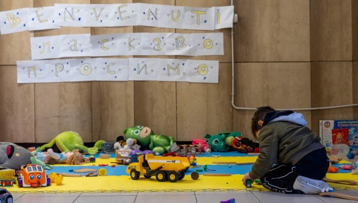 Un piccolo profugo ucraino alla Stazione Centrale di Milano