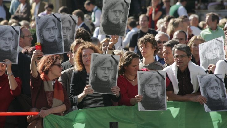 Monaco, 11 ottobre 2006: manifestanti attendono l&rsquo;arrivo di Putin in visita mostrando le foto della giornalista uccisa a Mosca quattro giorni prima. Konstantin ZAVRAZHIN / getty images