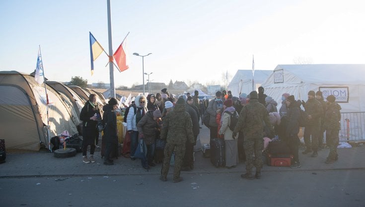 2022. Il governo assicura che la Polonia sar&agrave; una seconda casa per tutti i profughi ucraini. Accanto, donne e bambini in attesa di un autobus a Medyka. Getty images 