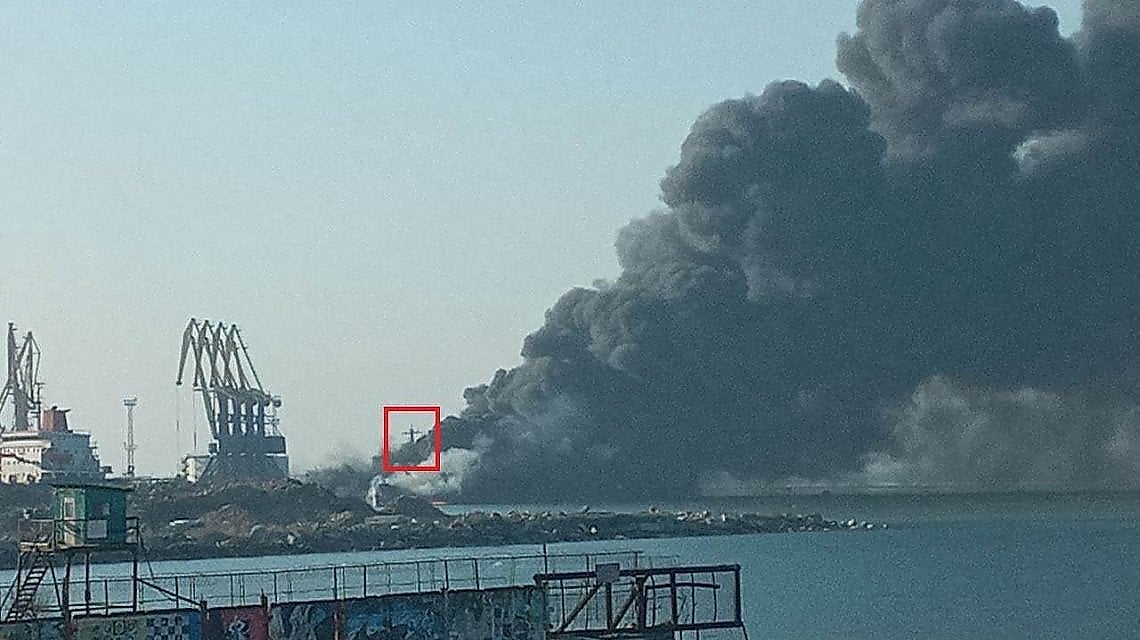 La nave distrutta nel porto di Berdyansk