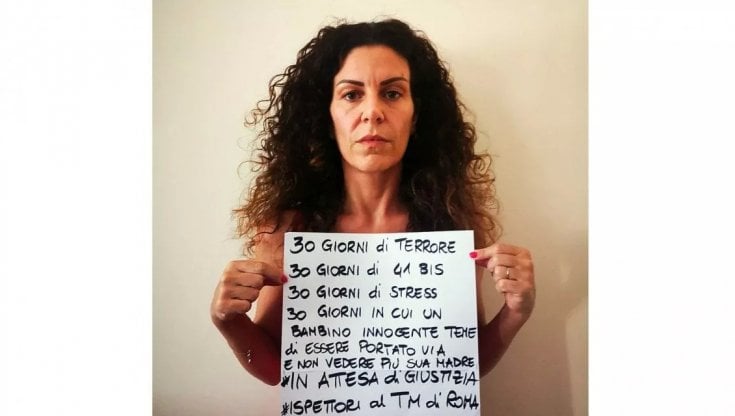 Laura Massaro in una delle sue tante azioni di protesta