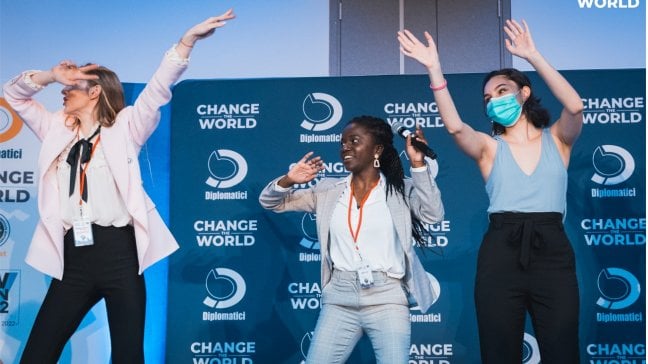 Finalmente si ricomincia, tremila studenti alla conquista di New York <a href="https://www.youtube.com/watch?v=JumC73nFalY&amp;list=PLTbRgvYQ6DzOoOGaXXFu2aiYRN9kDpXN0&amp;index=2"><strong>Video Prima giornata</strong></a>
