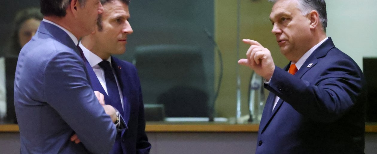 Il primo ministro belga Alexander De Croo, il presidente francese Emmanuel Macron e il premier ungherese Viktor Orban&nbsp;