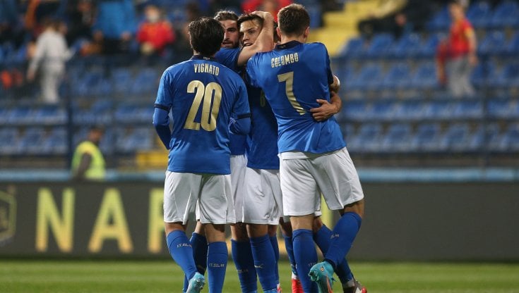 Ricci festeggiato dai compagni dopo il gol