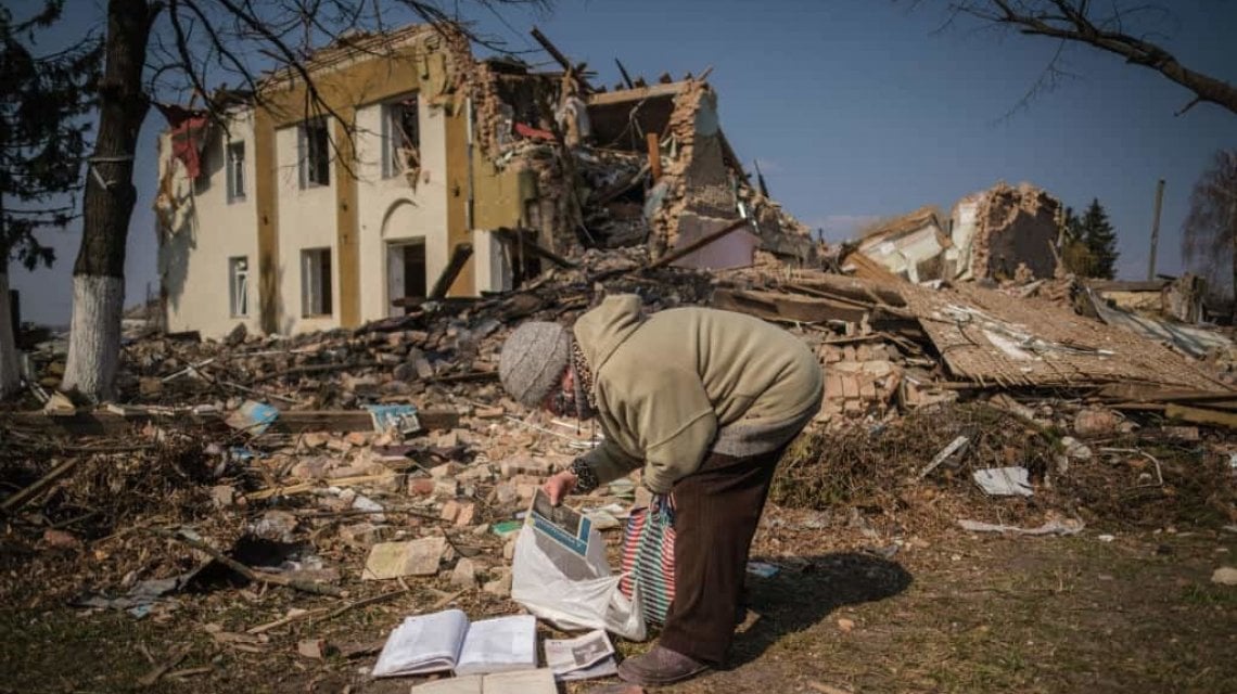 Una donna del villaggio di Bishiv recupera i libri della&nbsp;biblioteca comunale distrutta dalle bombe. 26 marzo 2022. Foto di Andres Gutierrez