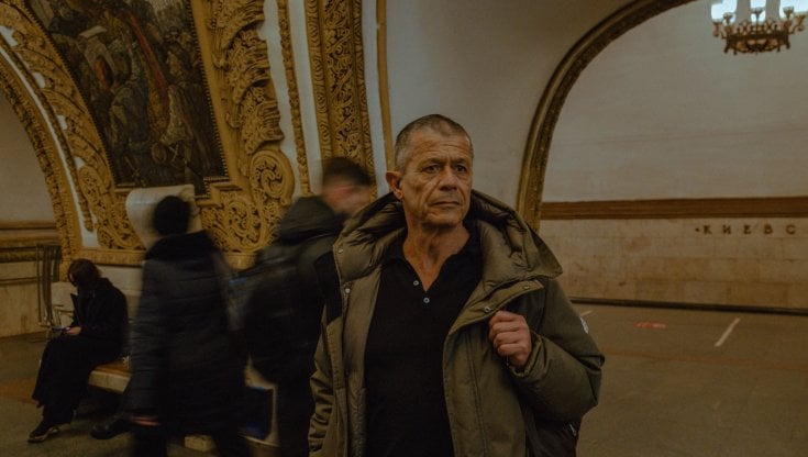 Emmanuel Carr&egrave;re&nbsp; (64 anni) fotografato nella metropolitana di Mosca il 4 marzo scorso